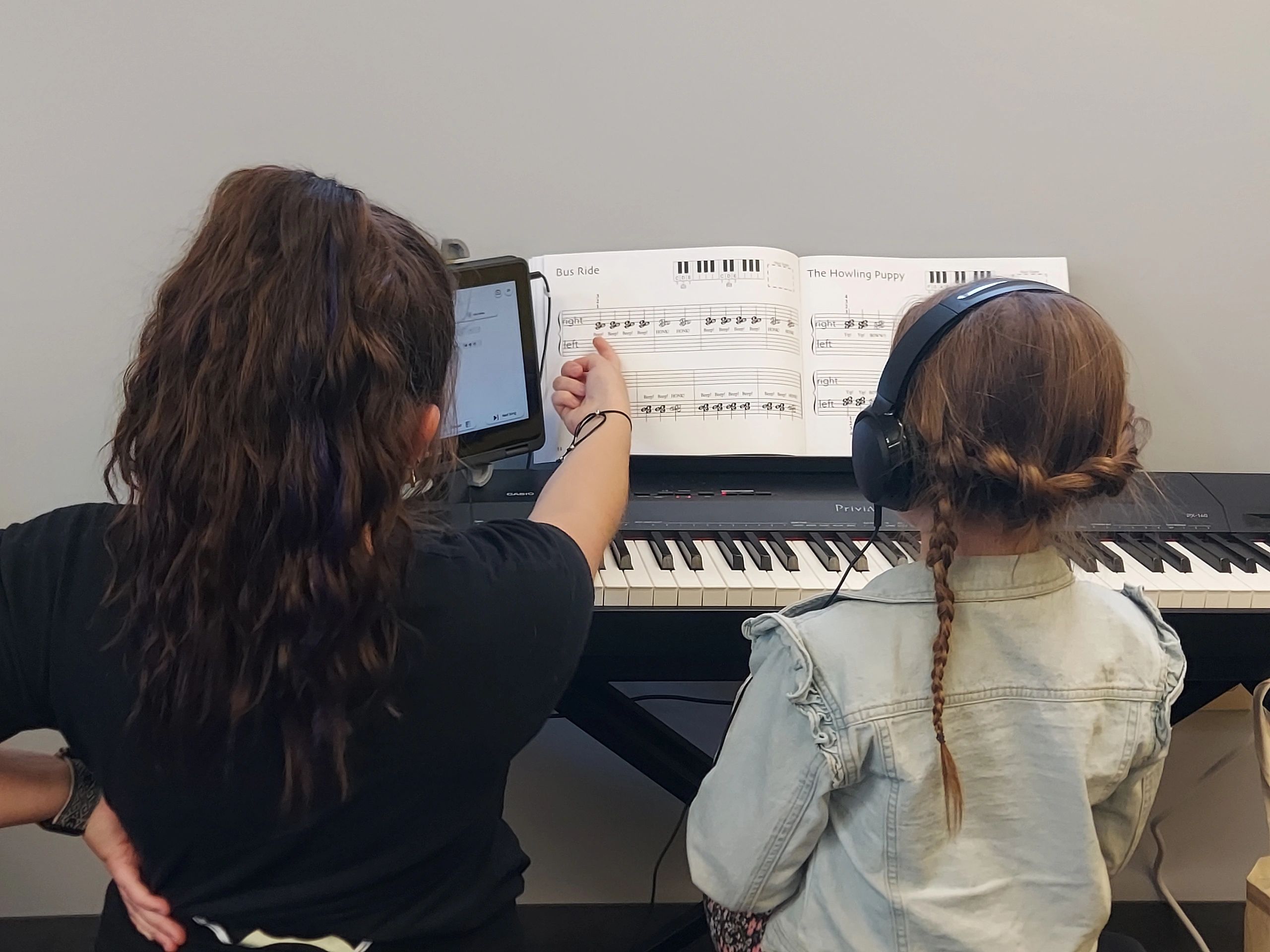 Students at piano lesson in The Meraki Center studio